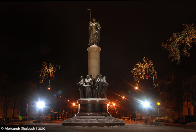 Город Брест ночью. Фото