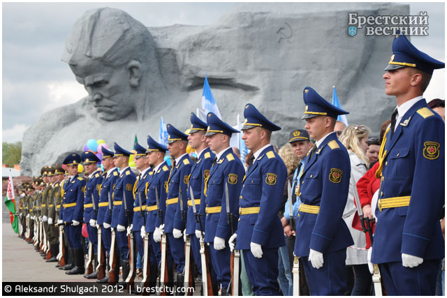 Более 10 тыс. человек приняли участие в торжествах в мемориальном комплексе "Брестская крепость-герой"