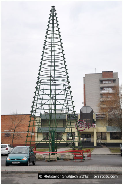 Каркас новогодней елки в микрорайоне "Ковалево" возле клуба "Сфера"