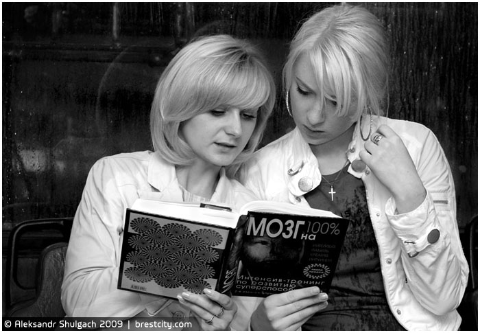 Блондинки читают книгу в троллейбусе