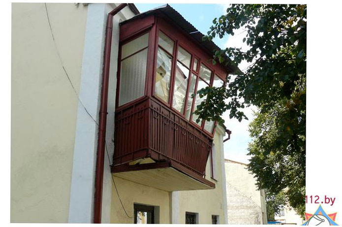 Грузовик зацеил балкон жилого дома в Бресте