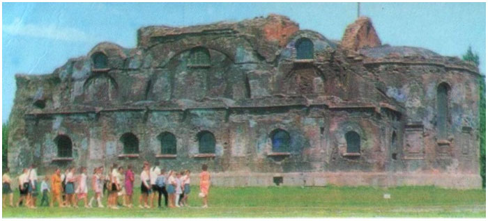 Руины гарнизонного храма в послевоенный период