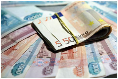Пачка евро и российских рублей. Деньги