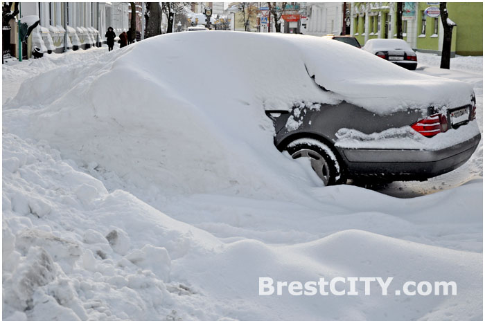 Парковка автомобиля зимой. Машину завалило снегом