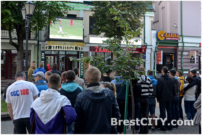 В Бресте на Советской показывают матчи чемпиоана мира по футболу
