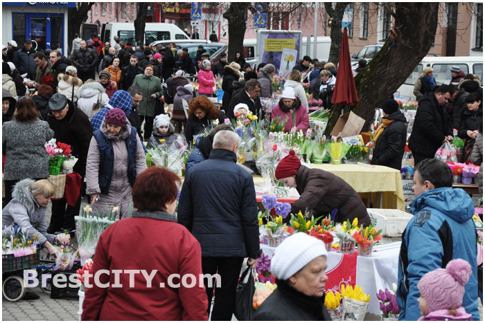 Цветы возле Центрального рынка в Бресте на улице Пушкинской. 8 марта