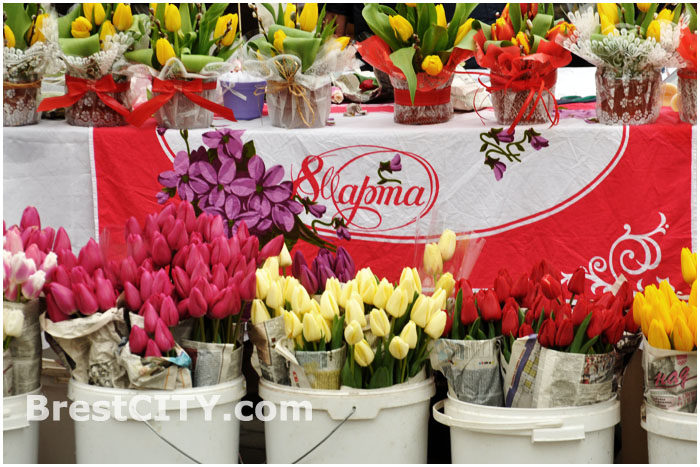Цветы возле Центрального рынка в Бресте на улице Пушкинской. 8 марта