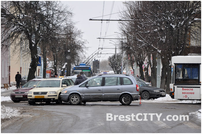 Авария в Бресте на перекрестке улиц Комсомольская и Мицкевича 20 января 2014