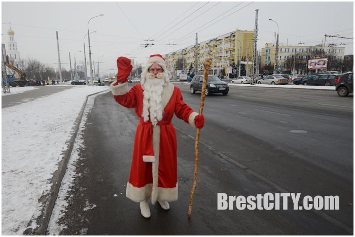 Дед Мороз поздравил водителей на дорогах Бреста
