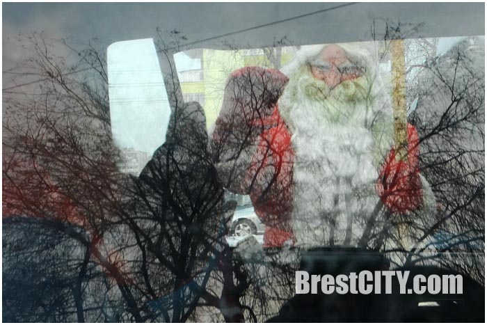Дед Мороз поздравил водителей на дорогах Бреста
