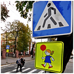 Школьники-пешеходы на дороге