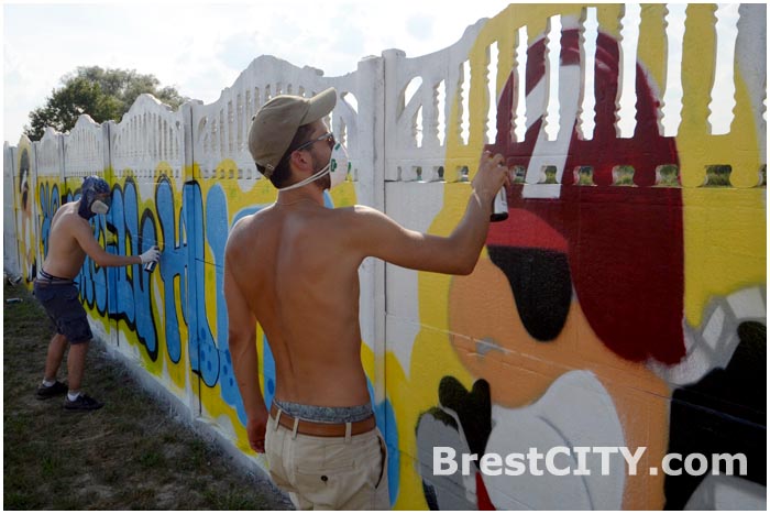 Уличные художники разрисовали забор. Граффити