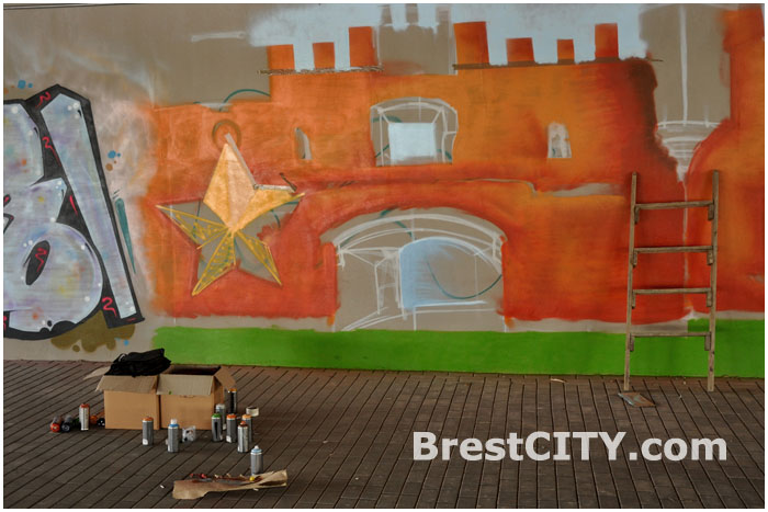 Граффити ко Дню победы под мостом возле Брестской крепости