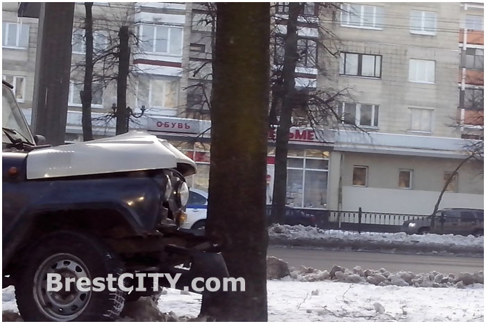 Милицейский УАЗ врезался в дерево на проспекте Машерова в Бресте