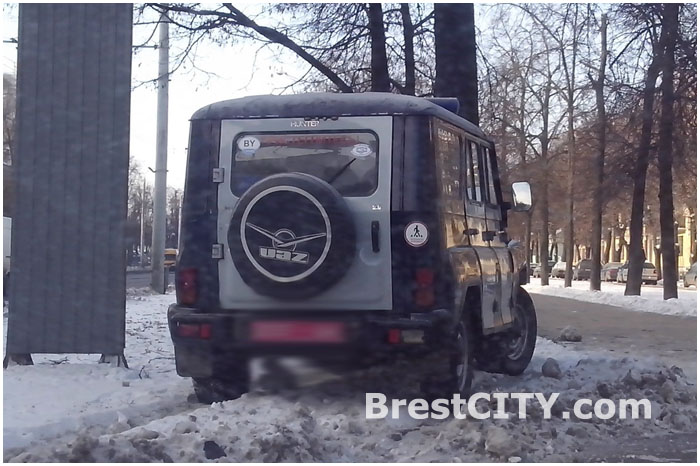 Милицейский УАЗ врезался в дерево на проспекте Машерова в Бресте