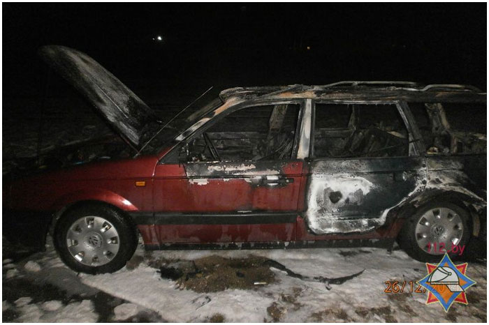 В Бресте на улице Папаниа сгорел автомобиль фольксваген пассат