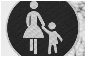 Авария. Знак. Женщина с ребенком. Пешеходы