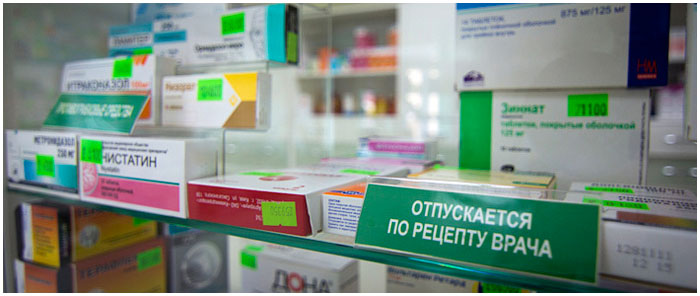 Лекарства на витрине в аптеке