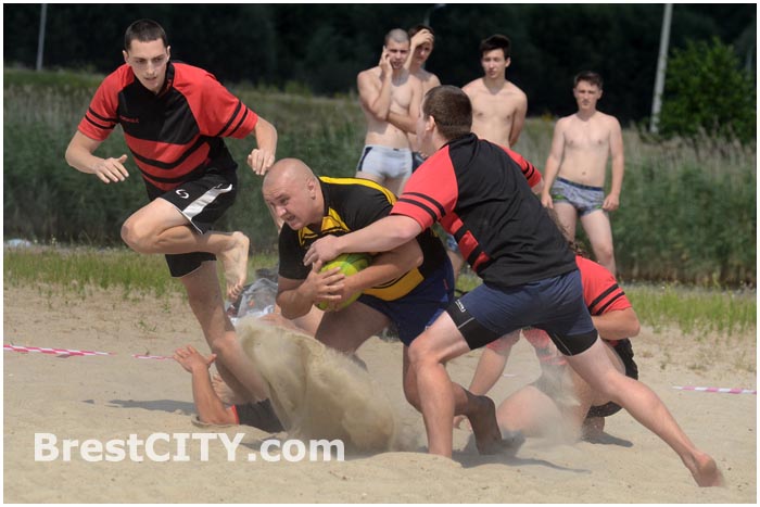 Соревнования по пляжному регби в Бресте 26 июля 2014
