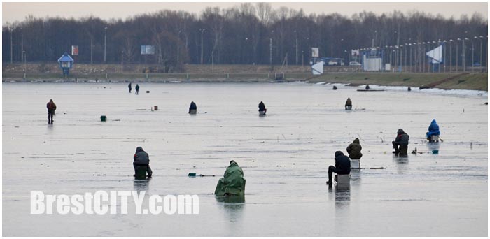 Зимняя рыбалка на Гребном канале в Бресте