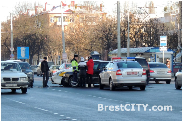 Авария на перекрестке Бульвар - проспект Машерова в Бресте 4 февраля 2014