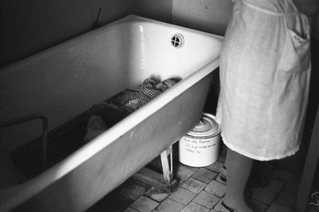 «Один в ванной», пока надевают сухие штаны на одного ребенка, другой дожидается своей очереди в ванной, Дом ребенка № 2. Новокузнецк, 29 мая 1981 года.