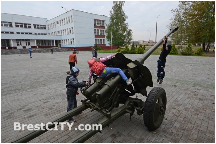 Военная техника возле 35-й школы на Ковалево в Бресте