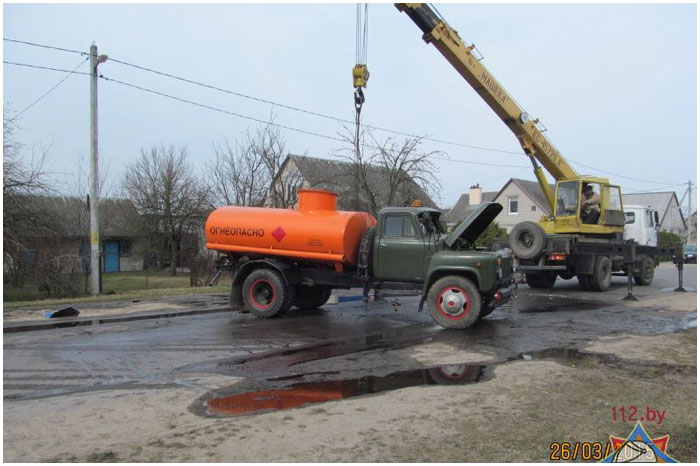 В Кобрине опрокинулся бензовоз