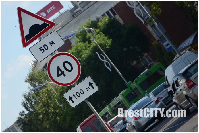 Знаки 40 на бульваре космонавтов в Бресте. Фото BrestCITY.com