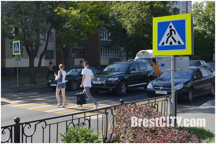 Знаки 40 на бульваре космонавтов в Бресте. Фото BrestCITY.com