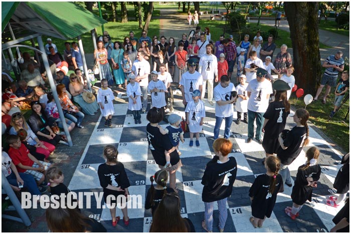 Живые шахматы в брестском парке
