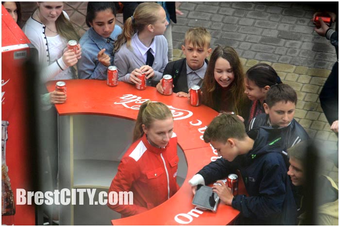 Очередь за бесплатными баночками Кока-Колы возле кинотеатра Беларусь в Бресте