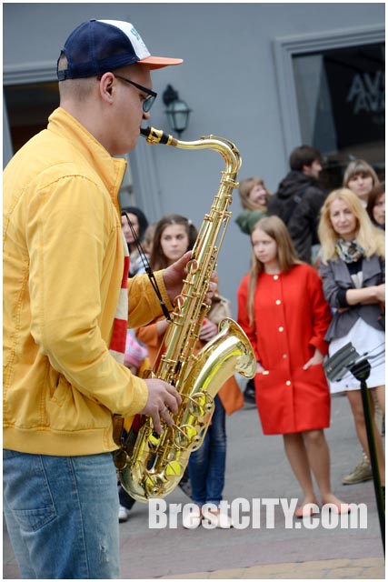 Благотворительный уличный концерт в Бресте на музыкальной площадке. Трио Jazz Lime