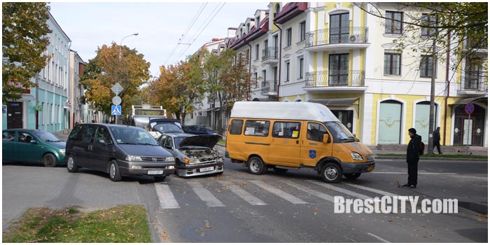 Авария в Бресте с участием маршрутки 12 октября 2015. Фото BrestCITY.com