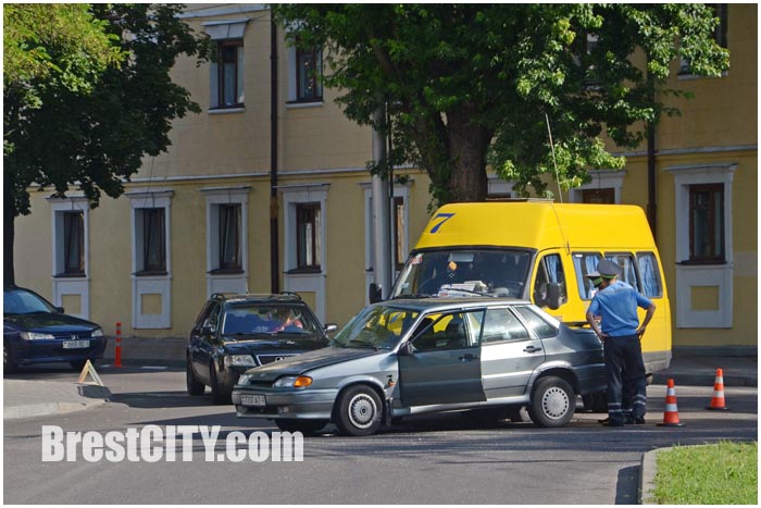 Авария с участием маршрутки на перекрестке Гоголя-Комсомольска в Бресте 29 июля 2015