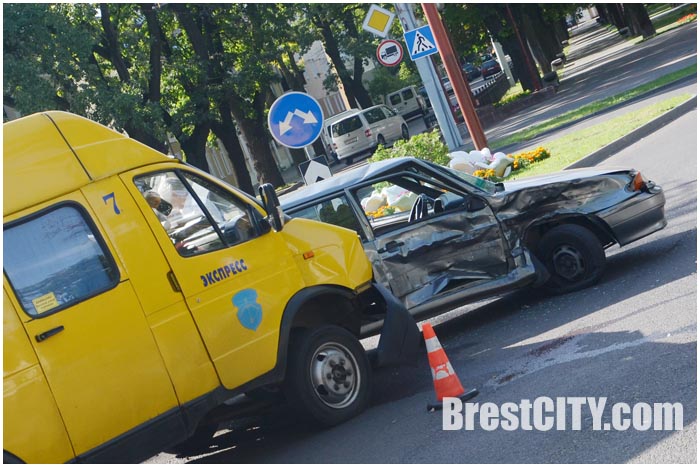 Авария с участием маршрутки на перекрестке Гоголя-Комсомольска в Бресте 29 июля 2015