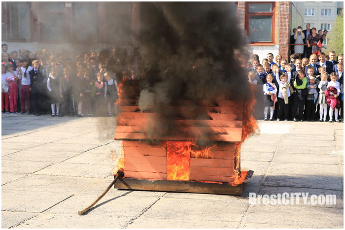 Ликвидация условного пожара в Бресте в 28 школе