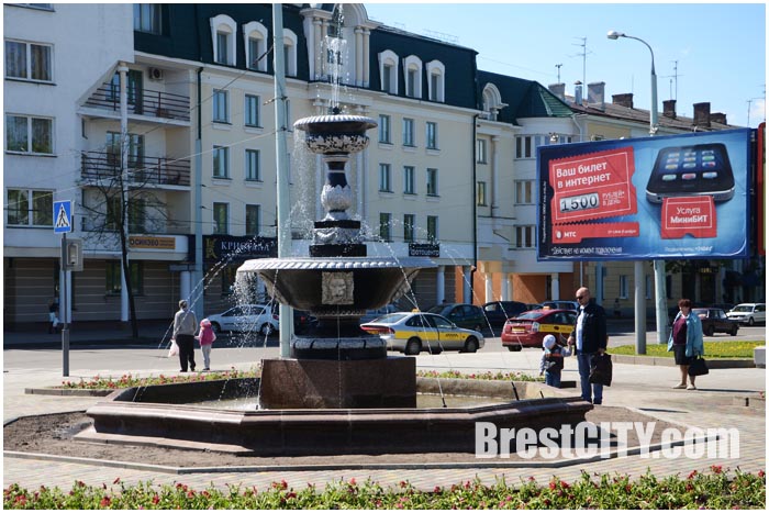 Уличный фонтан возле ЖД вокзала в Бресте