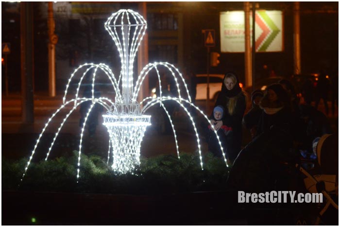 Зимний фонтан в Бресте возле здания администрации Московского района