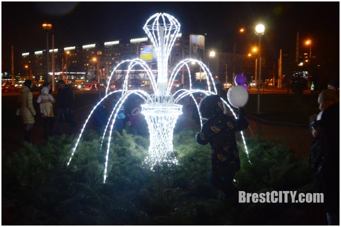 Зимний фонтан в Бресте возле здания администрации Московского района