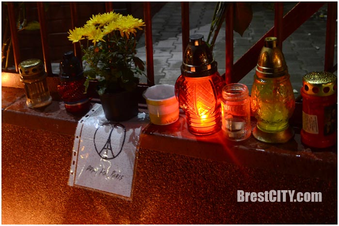 Цветы у консульства Франции в Бресте. Теракт 13 ноября 2015. Фото BrestCITY.com