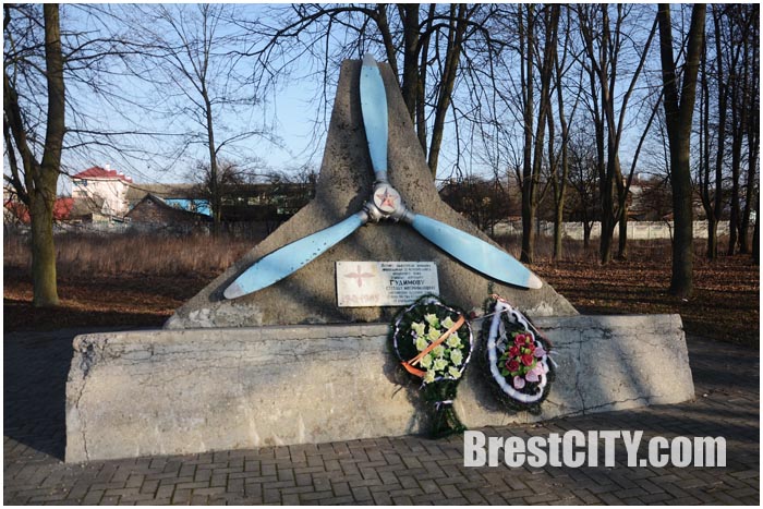 Памятник летчику Гудимову, который 22 июня совершил воздушный таран