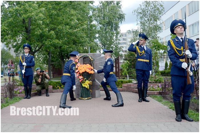 Возложение цветов к мемориальному знаку Дмитрия Гвишиани в Бресте