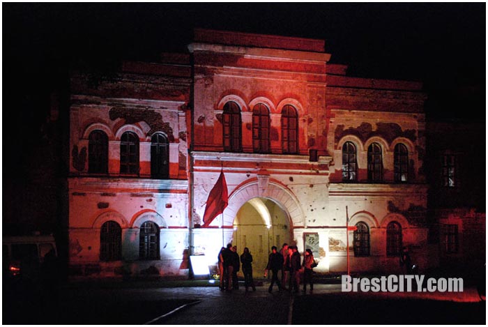 Ночная подсветка в Брестской крепости. Холмские ворота