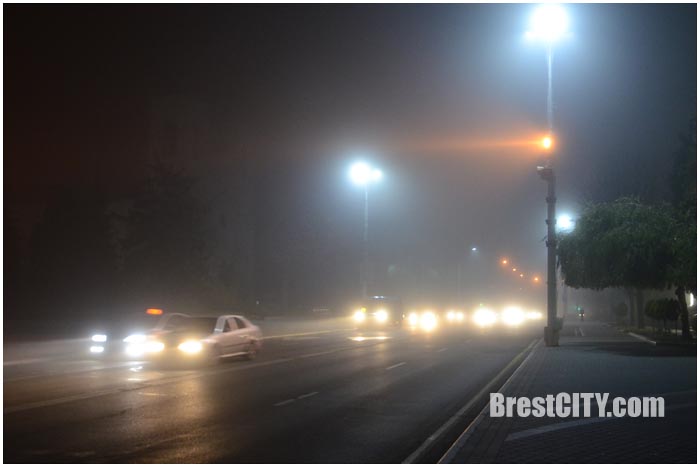 Ночной Брест в тумане. Фото BrestCITY.com