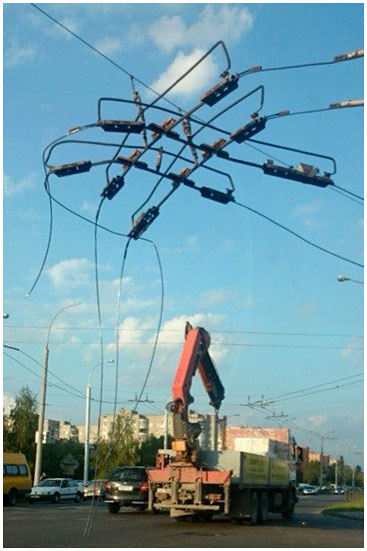 Возле Цветотрона на Суворова оборвали провода троллейбусные