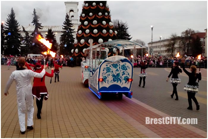 Новогодняя елка на площади Ленина 2015. Фото BrestCITY.com
