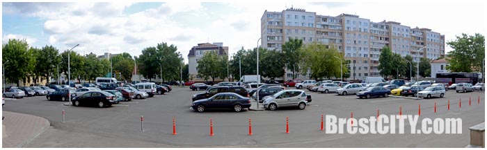 Бесплатная парковка в центре Бреста возле ТЦ Дидас Персия