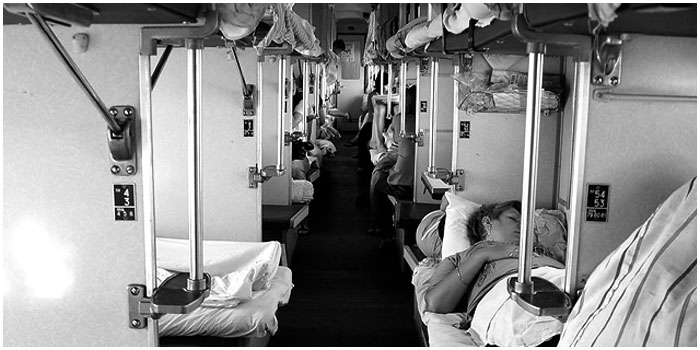 Спят пассажиры поезда