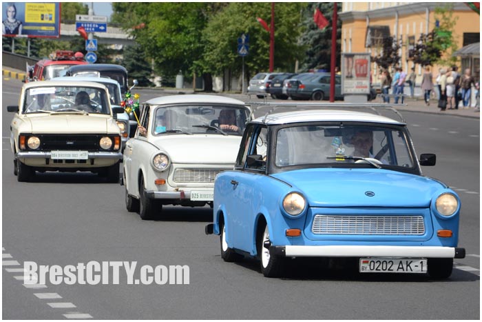 Парад ретро-автомобилей в Бресте 1 августа. Берестейский тракт 2015